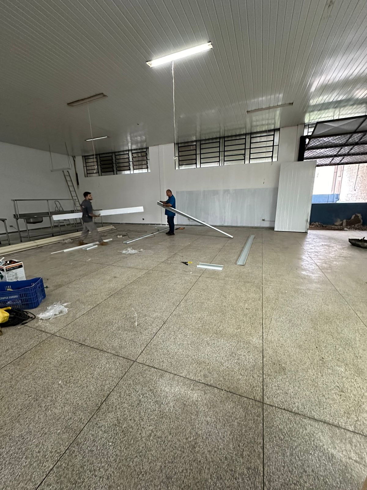 Equipe em montagem técnica.