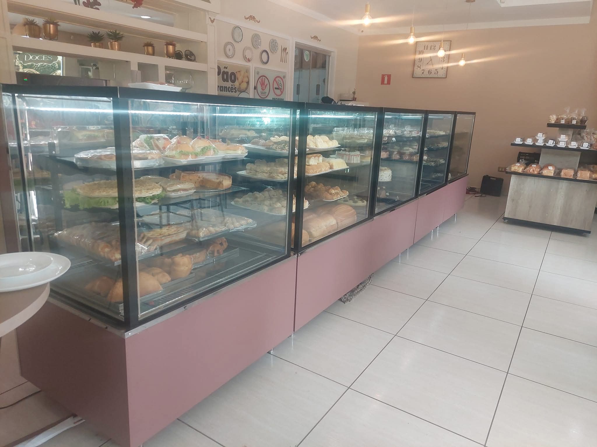 Balcão refrigerado para confeitaria com vitrine de vidro.