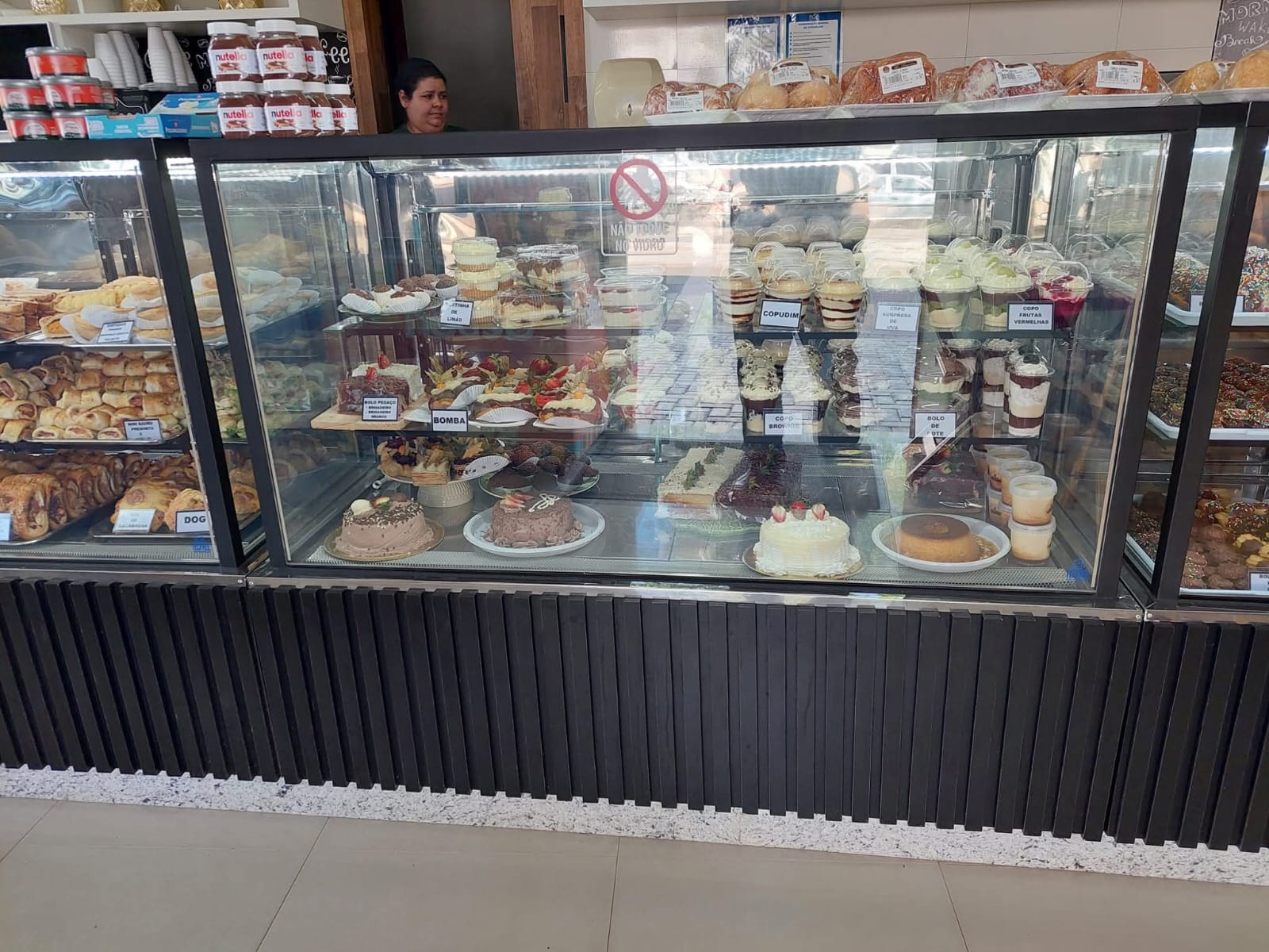 Balcão refrigerado com vitrine de vidro para alimentos.