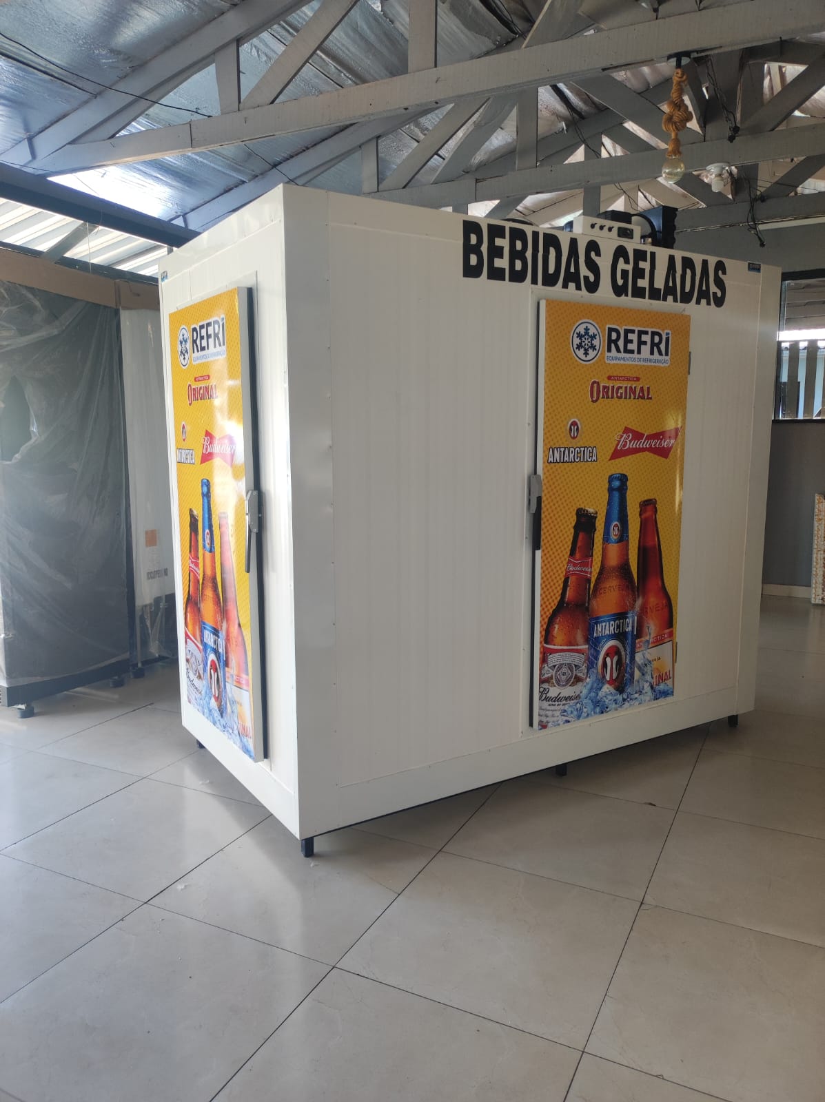 Câmara fria modular personalizada para bebidas geladas.
