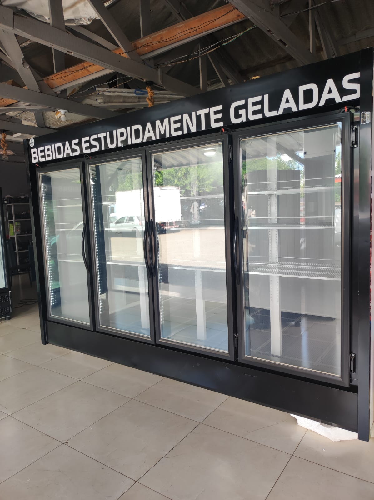 Cervejeira expositora pronta para ponto de venda.