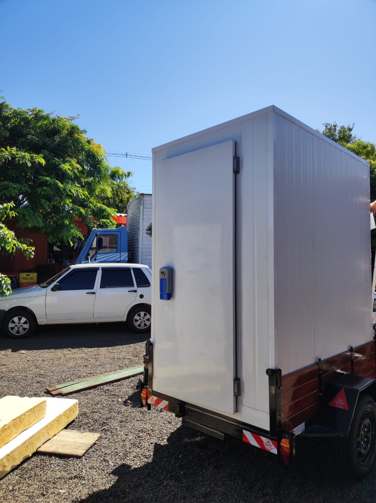 Equipamento refrigerado sob medida sendo transportado para instalação.