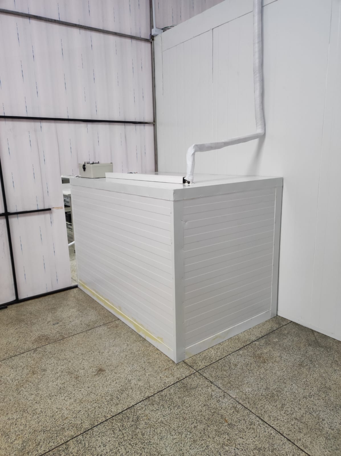 Estrutura refrigerada em processo de fabricação na oficina.