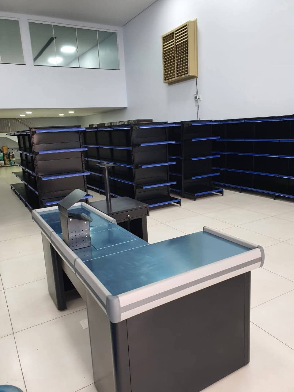 Gôndolas e estruturas comerciais para exposição de produtos.